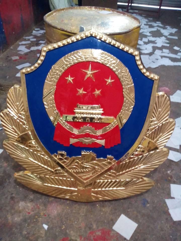大型徽章与小型徽章的设计区别